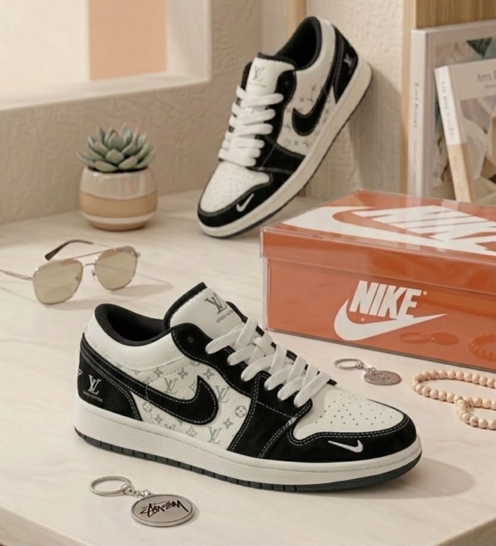 NIKE TRAVIS